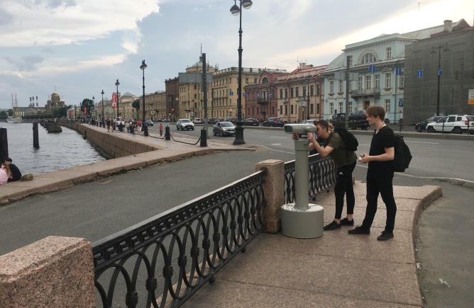 Бинокль в Санкт-Петербургской набережной
